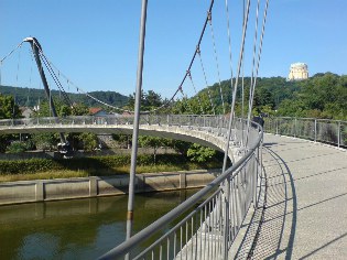 Altmühltal-Radweg: Fußgänger-Hängebrücke in Kelheim mit der Befreiungshalle im Hintergrund