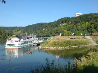 Blick auf die Donau und die Befreiungshalle in Kelheim