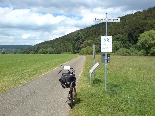 Wegweiser am Donau-Radweg zur Donauversickerung in Möhringen