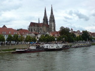 Blick von der Eisernen Brücke auf das Schifffahrtsmuseum in Regensburg