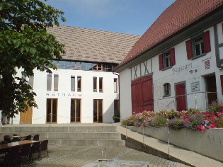 Blick auf Rathaus und Museum in Rottenacker am Donau-Radweg