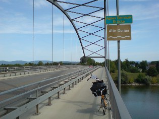 Unterwegs auf dem Donau-Radweg: Agnes-Bernauer-Brücke in Straubing