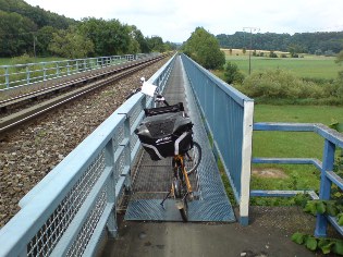Wo ein Wille ist, ist auch ein Weg: Brücke in Zell am Donau-Radweg