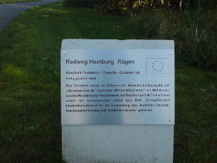 Gemeinsamer Verlauf des Ostsee-Radwegs und des Radwegs Hamburg - Rügen in Poseritz auf der Insel Rügen