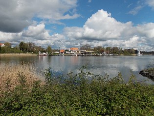 Blick über die Schlei zum Missunder Fährhaus