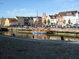 Binnenhafen und Schiffbrücke in Husum