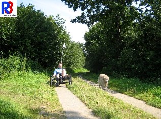 Auf dem Betonplattenweg nach Osterby