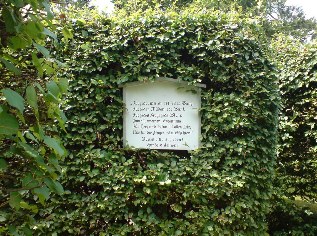 Hinweis am Eingang zum Hochdorfer Garten in Tating