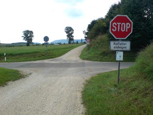 Altmühltal-Radweg: Hier sollen die Radfahrer sogar auf einem Radwanderweg absteigen (und Autofahrer auf der Autobahn aussteigen?)