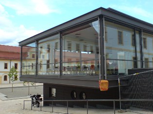 Im Hof der Knabenrealschule in Eichstätt-Rebdorf - Altmühltal-Radweg