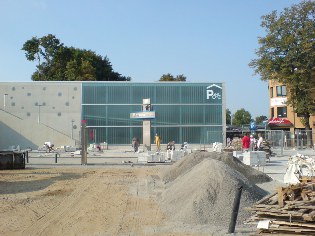 Radweg Berlin - Usedom: Fahrradparkhaus auf dem Bahnhofsvorplatz in Bernau