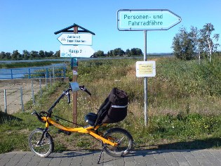 Radweg Berlin - Usedom: Wegweiser zur Fähre nach Usedom