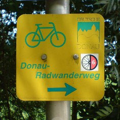 Wegweiser am Donau-Radweg