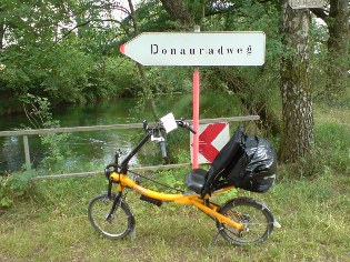 Wegweiser am Donau-Radweg