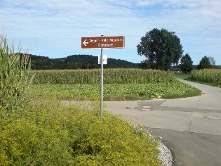 Hinweis zum Ziegel- und Kalkmuseum in Flintsbach, Donau-Radweg