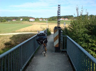 Schmale Brücke des Donau-Radwegs kurz vor Hofkirchen