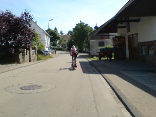 Radler auf dem Donau-Radweg in Nasgenstadt