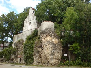 Felsvorsprung in Wackerstein am Donau-Radweg