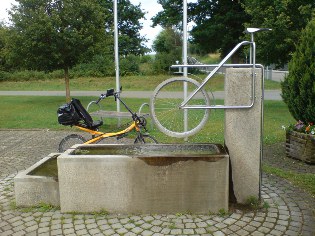 Fahrradbrunnen am Donau-Radweg in Zell
