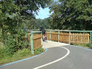 Höflich, aber bestimmt empfehlen sich die Velofahrer um die Ecke