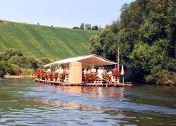 Floß auf dem Alt-Main bei Nordheim, Main-Radweg