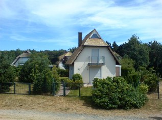 Reetgedeckte Ferienhäuser am Ostsee-Radweg in Dierhagen