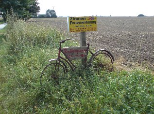 Unterwegs auf dem Ostsee-Radweg: Hinweis auf ein Radlerquartier