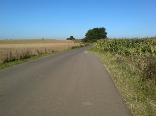 Unterwegs auf dem Ostsee-Radweg bei Neddesitz auf der Insel Rügen