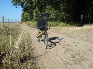 Unterwegs auf dem Ostsee-Radweg; schlechte Wegstrecke bei Schwarbe auf der Insel Rügen