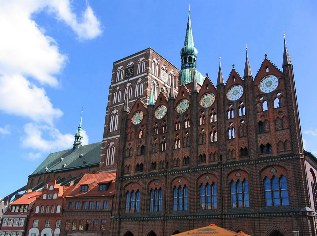 Rathaus und Nikolaikirche in Stralsund