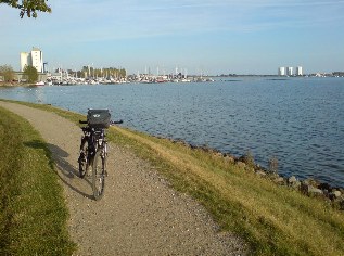 Unterwegs auf dem Ostseeküsten-Radweg: Blick auf Burgstaaken und Burgtiefe