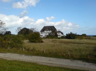 Unterwegs auf dem Ostseeküsten-Radweg: Blick auf das Hotel Genueser Schiff in Hohwacht