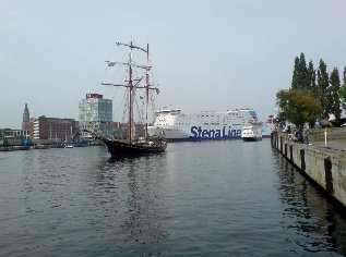 Hafenhaus und Fähre der Stena-Line, Ostseeküsten-Radweg