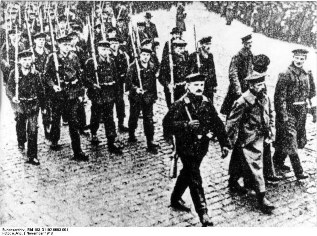 Matrosenaufmarsch in Kiel im November 1918, Ostseeküsten-Radweg