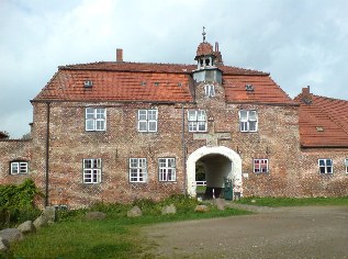 Unterwegs auf dem Ostseeküsten-Radweg: Torhaus der Ludwigsburg