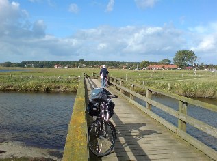 Unterwegs auf dem Ostseeküsten-Radweg: Steg am Sehlendorfer Binnensee