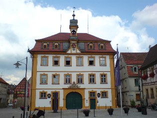 Unterwegs auf dem Radweg Liebliches Taubertal: Rathaus in Röttingen